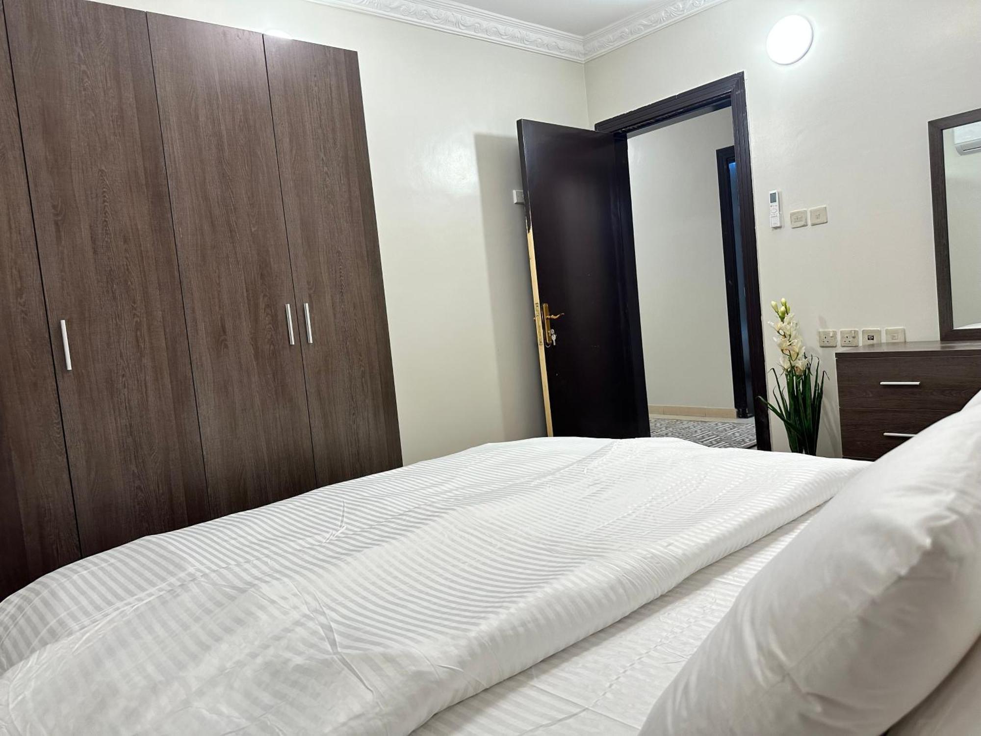 شقه رائعه رقم 9 باثاث مودرن ودخول ذاتي Apartment *